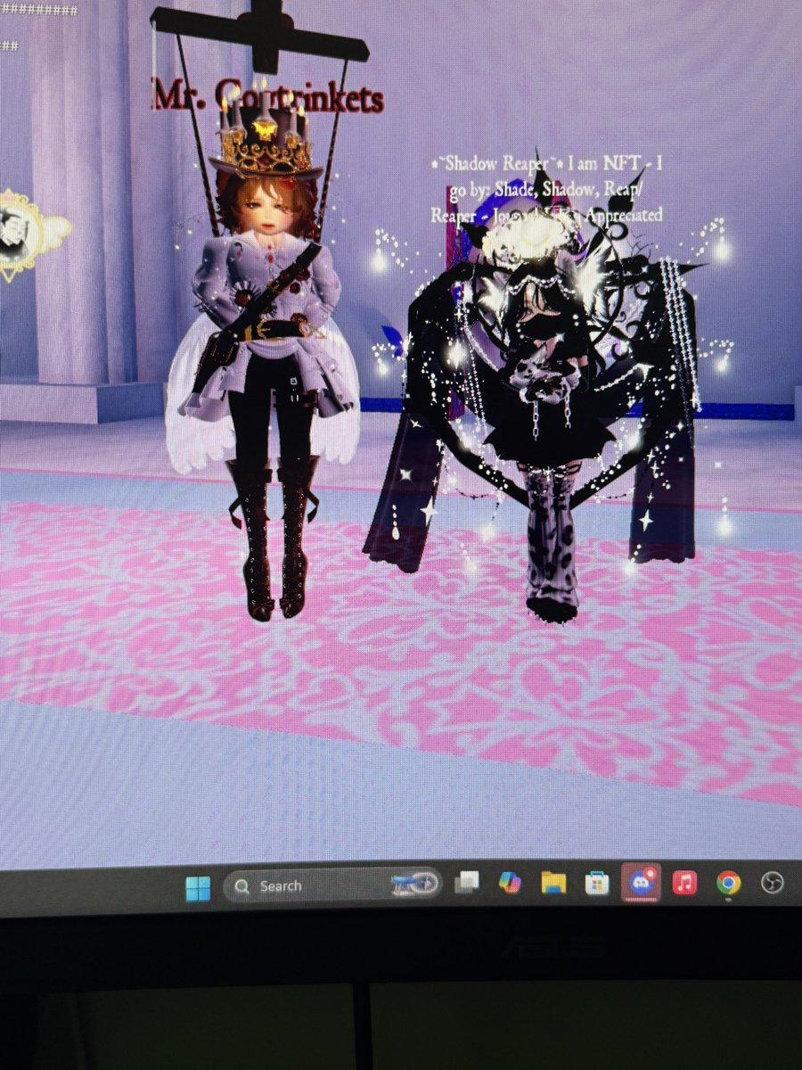 ShadowReap3020's tweet photo. I know I said I wouldn’t post but damn there just so gorgeous I couldn’t help myself this is apparently their first masc fit and I couldn’t help but obsess over it and I got their permission to take a photo of them and with them Mr. Cogtrinkets 

Credit to: Ellacorn123456 (on Roblox)