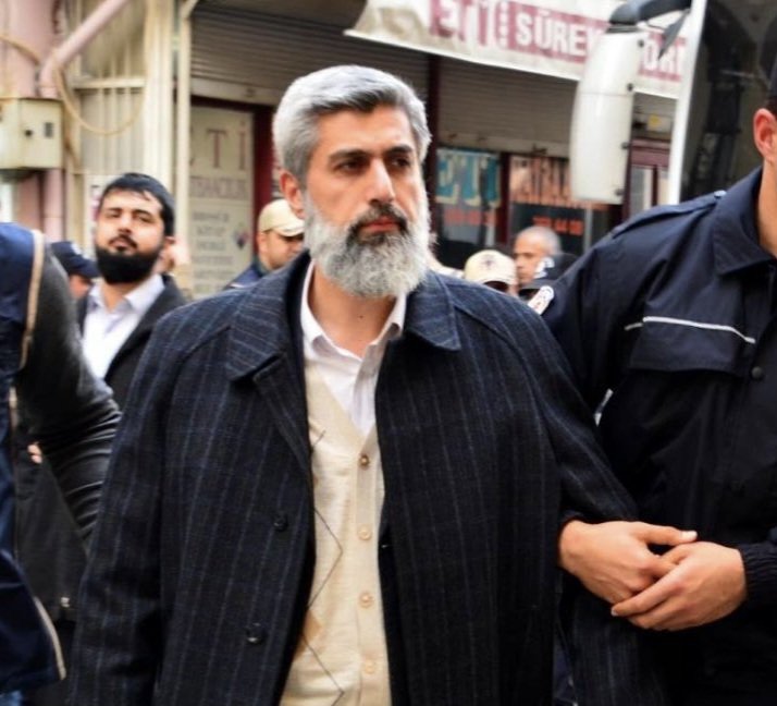 ekonomibursa's tweet photo. Ben ALPASLAN KUYTUL'un bir çok görüşüne katılmam, ama bu adam bence suçlu olduğu için değil, AK PARTİ POLİTİKALARINI SERT BİR ŞEKİLDE ELEŞTİRDİĞİ İÇİN göz altına alındı. 

"Süleymancıların ardından bunu da araya kaynatalım, bir muhallif daha eksilir..." diye düşündüler sanırım. 

TOPUK KANI meselesi dahil, partilerin-diğer büyük cemaatlerin sustuğu birçok konuda bu adam cesaret ile konuştu, her şeyi doğru mu yaptı? Hayır, ama en azından samimiydi.

Mali suçlarmış, vergi suçlarıymış?
Bu adamın mütevazi bir hayatı olduğu, cemaatinin de zengin olmadığı biliniyor. Şirket dedikleri de holding filan değil, cemaatin yayın şirketleri.

Tutuklanması usulsüz olduğu gibi eline kelepçe takılması da gereksiz ve usulsuz. Tutuklamaya direnç göstermiyor, kaçmaya çalışmıyor, hatta operasyonun yapılacağı da biliniyordu, adam evinde bekledi.

Her halde "basın önüne kelepçeli çıkartın" talimatı verildi, suçlu olduğuna dair algı oluşturmak için kelepçelendi, malum devir adalet değil, algı devri.

Avukatının arama ve göz altına alma işleminde bulunmasına izin verilmemesi ise ayrı hukuk rezaleti...

Bu konuda baroların söyleyecek birkaç sözü olmalı diye düşünüyorum. Elbette Türkiye de yargı o kadar itibar kaybetti ki, ortada dikiş tutacak bir durum yok.

Halk yeterince tepki göstermez ise çok uzun süren bir yargı sürecinden sonra berrat eder, bu arada uzun süre de (TEDBİR OLARAK ???) tutuklu kalır. Bunun benzeri işler 28 Şubat sürecinde çok yapılırdı.

Beni en çok rahatsız eden, midemi bulandıran da; bir kısım yalakanın ve trollerin adamı yargısız infaz edip suçlu ilan etmesi ve hatta bazılarının FETÖ ile bir tutması!

Ben az çok Türkiyedeki cemaatleri bilirim, FETÖ'ye de ilk dava açanlardan birisiyim, çatı davasındaki 25 müştekiden birisiyim, ancak bu FETÖ algısı çok kötüye kullanılır oldu, 28 Şubat döneminde İrtica algısının kullanıldığı gibi kullanıldı. Alpaslan Kuytul'a yapılan da bunun çirkin bir örneği.

Anladığım kadarı ile halkın güveni ve sevgisini kaybedenler bu açığı korku ile kapatmaya çalışıyor, korku da bir süre işe yarar ama... Nereye kadar?

Adalete güvenin kalmadığı bir Devlet ayakta kalabilir mi? Adaleti yok eden devleti yok eder.