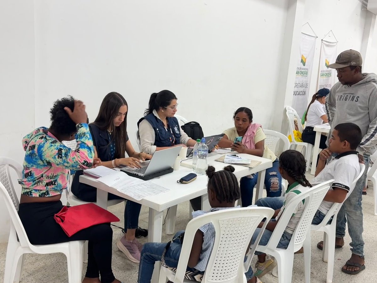 DefensoriaCol's tweet photo. En articulación con @MigracionCol y las Alcaldías de San Onofre y Santiago de Tolú, realizamos dos jornadas de atención descentralizada para contribuir a la regularización de niñas, niños y adolescentes (NNA) migrantes de nacionalidad venezolana vinculados al sistema educativo y a los programas del @ICBFColombia.

Durante estas jornadas, les acompañamos en el proceso de inscripción en el Registro Único de Migrantes Venezolanos (RUMV), como paso previo a la expedición del Permiso por Protección Temporal (PPT). También asesoramos a sus madres, padres y acudientes sobre el Permiso Especial de Permanencia (PEP)Tutor, para facilitar la regularización del núcleo familiar y el acceso a la oferta institucional.

En total, atendimos a 102 personas migrantes de nacionalidad venezolana, entre niñas, niños y adolescentes, así como sus padres y acudientes.