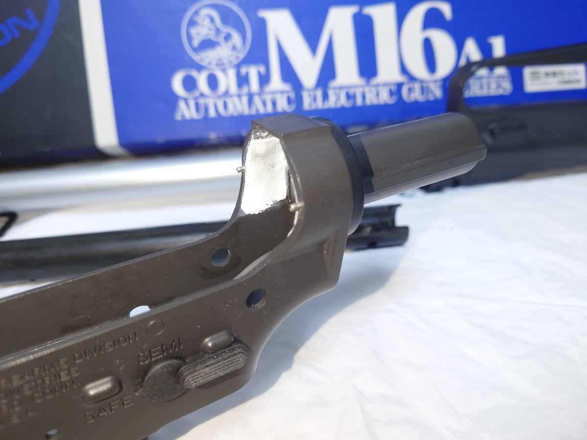 zombiesroom's tweet photo. マルイ　M16A1
HOPが付いたばかりの超初期型だけど、
古より伝わる先人様の補強を施せば今でも十分現役。
アウターはアルミに変えて首元はホースジョイントで補強。
粉々になっていた上レシーバー耳は全て無くして、代わりにピンを挿入＆パテで補強。
ラジコン名残のモーターは流石に変えようかな。 https://t.co/xHeWmqKd0S