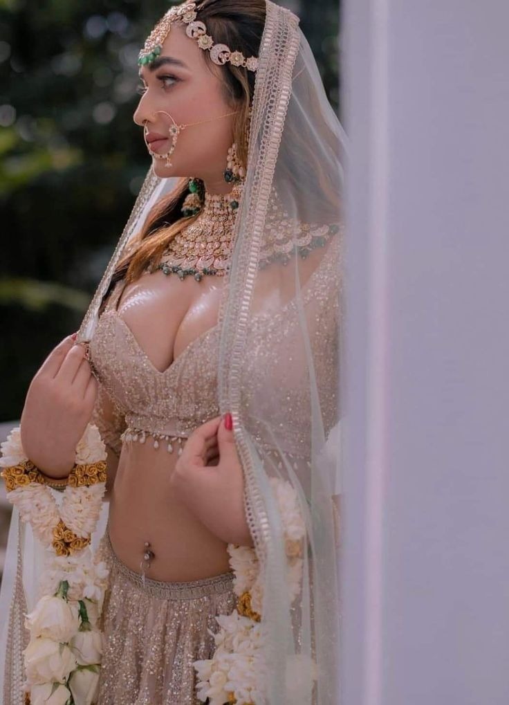 GilbertoGomberg's tweet photo. Jab hum pyaar mein hote hain, shayad tab humein pata chalta hai ki kaise kabhi kisi ko dekh lene bhar se sukoon mil jata hai. Pyaar mein shayad shabdon ki zarurat bhi nahi padti... log automatically aankhein padhna seekh jaate hain. https://t.co/o0JhrqMuX0