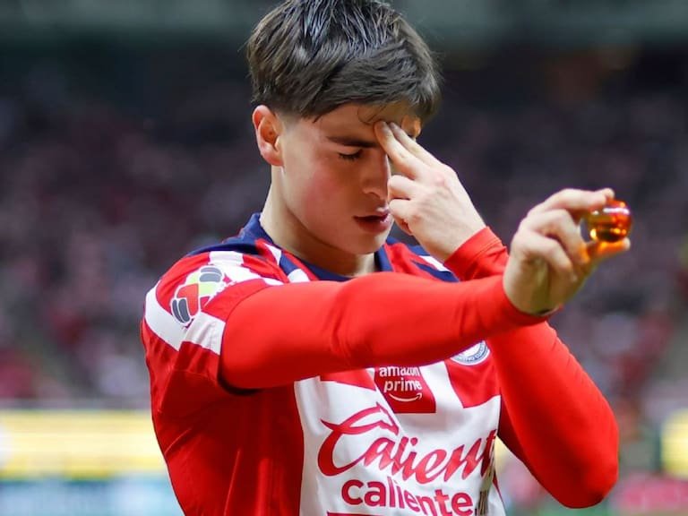 OmarVV9's tweet photo. Te vamos a extrañar Hormiga! Nuestro Otaku del Gol. 
Que le vaya muy bien y llene de goles las redes europeas. Siempre será un orgullo surgido en el corazón de Chivas 🐐🇦🇹 Éxito en Grecia y lo que venga después. https://t.co/F9vrQYpUpm