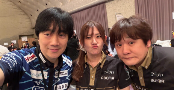 mjsaikyosen's tweet photo. 契約満了からの一ヶ月【小林剛】

どうも、最近無職になりました小林です。
最近は、まずは大会での挨拶一発目はここから言っています（笑）。
契約満了が発表されてから一ヶ月、いろんなことがありました。
翌日にＭリーガーみんなと会えた
発表された翌日、たまたまＭリーガーのほぼ全員と会う機会がありました。
10秒ぐらいだった人も３分くらいだった人もいましたが、ほとんどの人と話せました。

みんな話しづらそうにしてましたが、「今までありがとうございました」みたいに言ってくる人もいたし、ちょっと涙ぐんでた人もいました。
誰かと「所作をしっかりしろよ」という話をしていたら、遠くから「しっかりします！」という大介さんの声が聞こえたので、「頼みますよ！」と強く言っておきました（笑）。
会う人会う人に、「口うるさい担当がいなくなるので、しっかり頼むよ」と言ってまわりましたね。園田にも「うるさい担当が園田だけになるから頼むぞ」と言ってきました（笑）。
一生懸命明るく話すようにしたのですが、数日後に日吉さんのYouTubeを見たら、「剛さんがいつもより饒舌で、頑張ってる感じがした」と言っていました。

続きhttps://t.co/FHayr9iTks