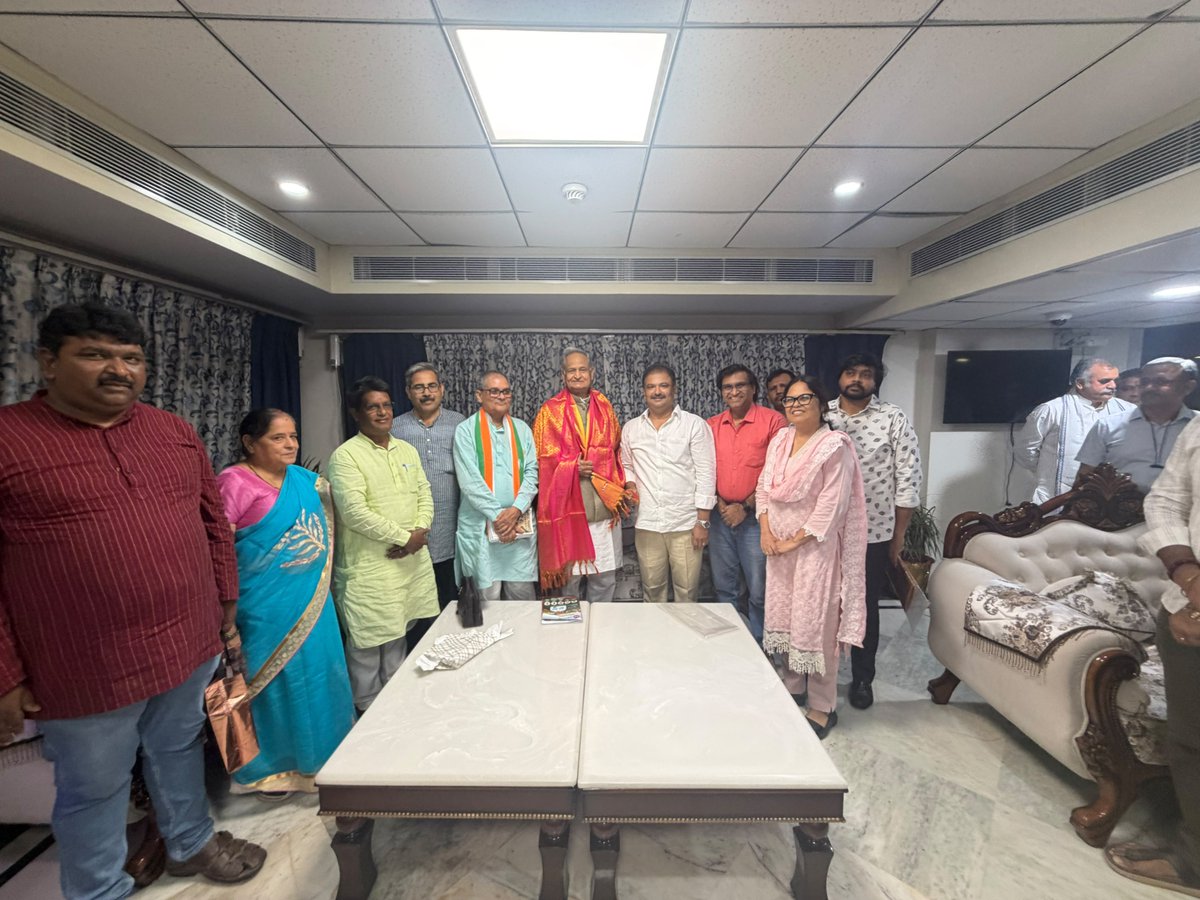 ashokgehlot51's tweet photo. आज नई दिल्ली स्थित राजस्थान स्टेट गेस्ट हाउस में पूर्व प्रधानमंत्री भारत रत्न स्व. श्री राजीव गांधी जी की जयंती की पूर्व संध्या पर देश-भर से पधारे राजीव गांधी स्टडी सर्किल के स्टेट कोऑर्डिनेटर्स एवं सक्रिय सदस्यों से संवाद किया।

इस अवसर पर RGSC, आंध्र प्रदेश द्वारा पर्यावरण संरक्षण पर राजीव जी के ऐतिहासिक UN संबोधन पर आधारित 'ग्राफिक नैरेटिव' का विमोचन भी किया।