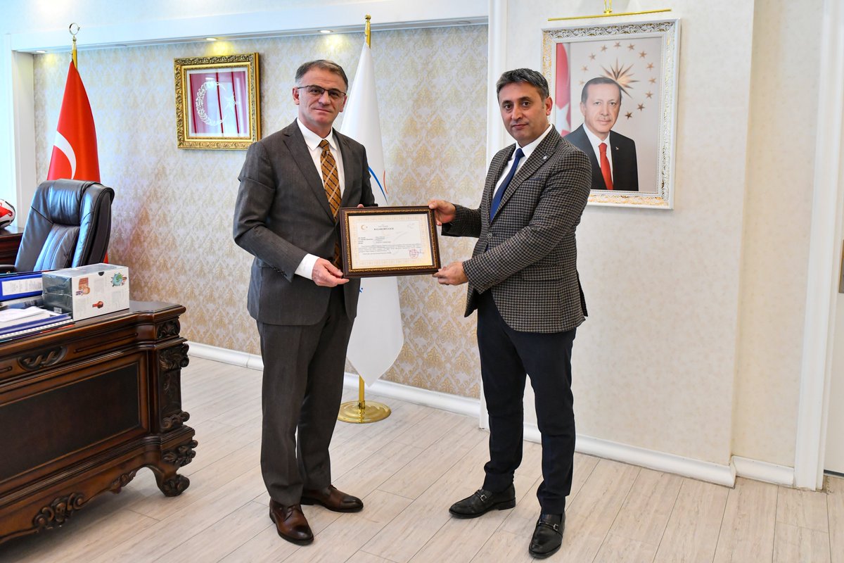 tcvanvaliligi's tweet photo. Van Kadastro Müdürü Sn. Alper Arslan, Valimiz Sn. Ozan Balcı'ya veda ziyaretinde bulundu. 

Valimiz, Sn. Alper Arslan'a ilimizde göstermiş olduğu özverili çalışmaları için teşekkür ederek yeni görevinde başarılar diledi.

@valiozanbalci75 https://t.co/CvoIt4IjPG