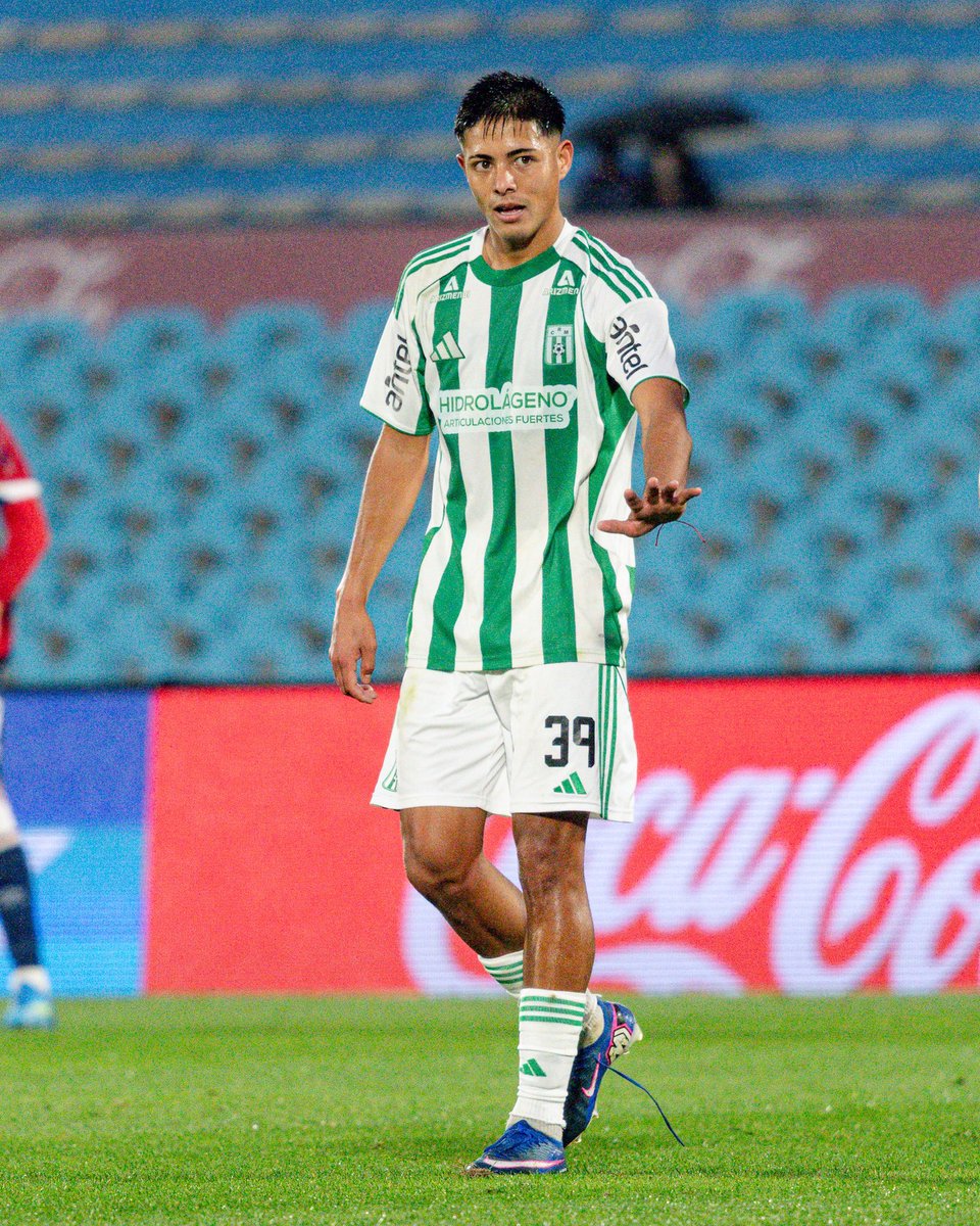 PedroFigue_98's tweet photo. El año de Alex Vázquez está siendo una barbaridad. Cada partido mejor que el anterior. 

Volante con un gran control de la pelota, que juega y hace jugar, y tiene remate peligroso desde afuera.

Es el director de orquesta del Racing de Chambian. Gran temporada. https://t.co/vTXsns5eC5