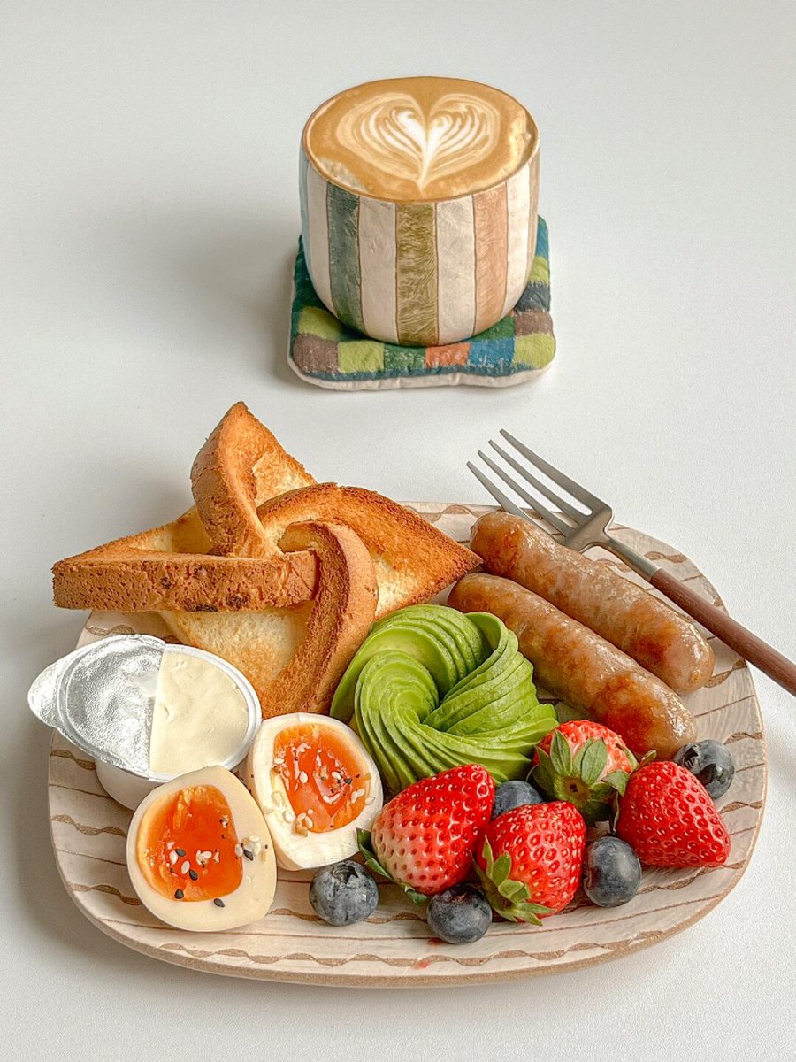 hogarth_brian's tweet photo. Just had the coziest weekend brunch! Fluffy avocado toast with a sprinkle of red pepper flakes and a warm latte on the side—simple, delicious, and perfect for slow mornings https://t.co/d85l2e2y87