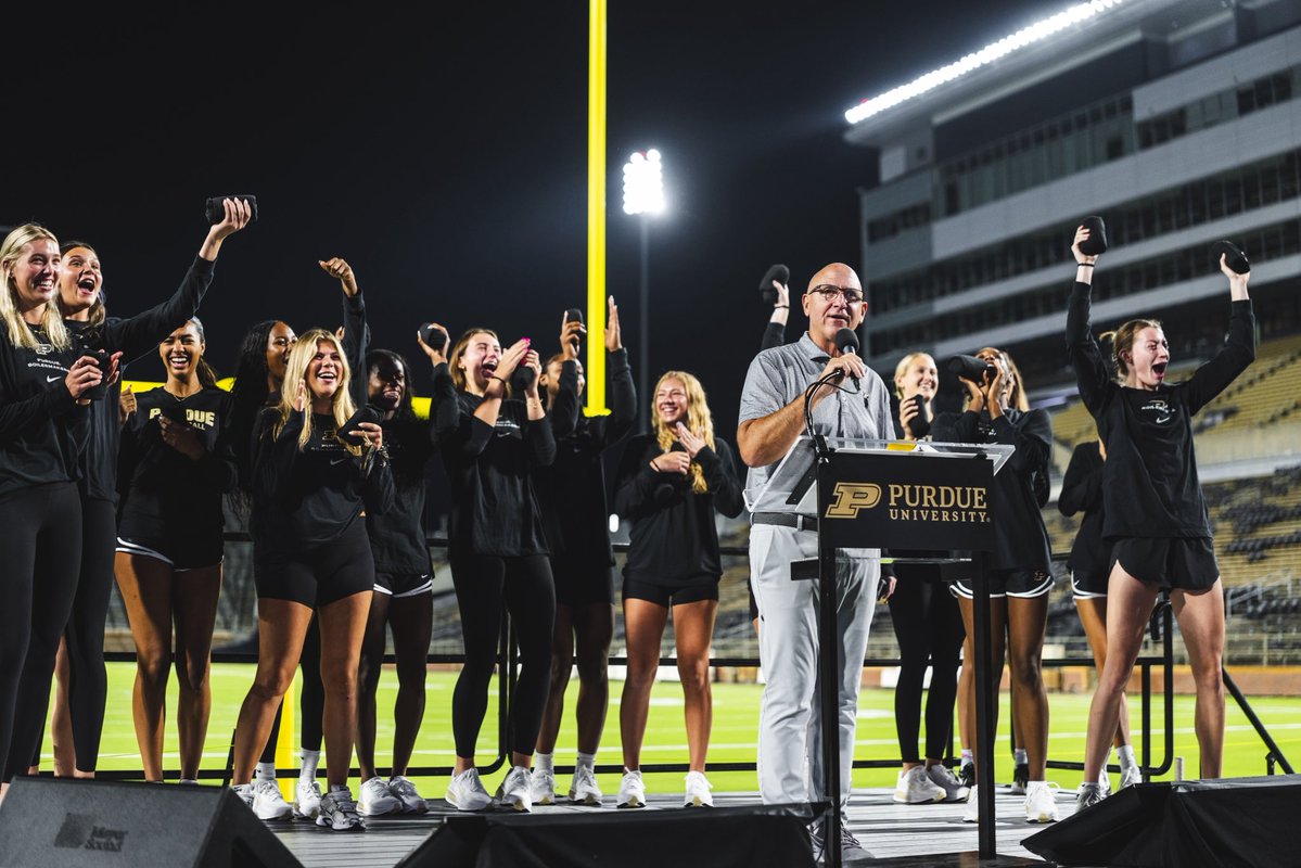 PurdueSports's tweet photo. Welcomed 10,000 new Boilermakers to one pretty special place to call home. 🏟️
Welcome aboard. 🚂 https://t.co/4c6VwnCGaL