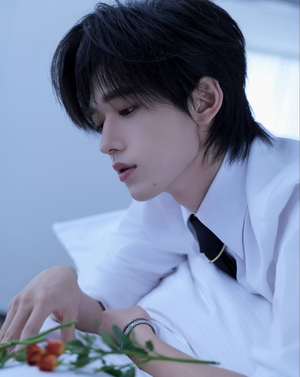 RLCneed's tweet photo. 吃逼前还要认真品味一下我的逼流水够不够多的，这男的 https://t.co/6pjU3dnE4p