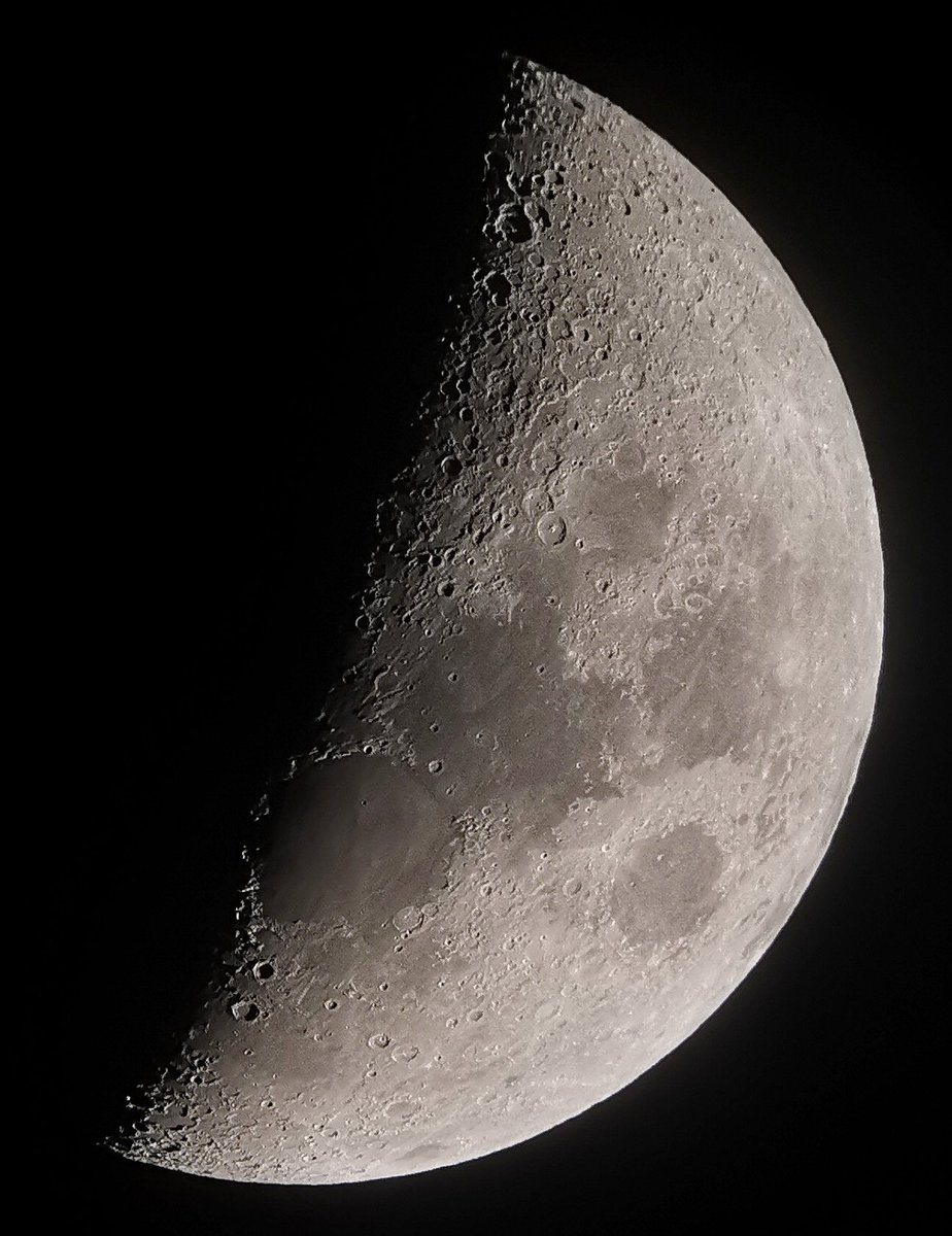 Khaled_skf's tweet photo. الآن #القمر #Moon قبل يوم واحد من التربيعة الأولى لشهر ربيع الأول ليلة #الخميس ٧ #ربيع_الأول ١٤٤٨ هجري الموافق ٢٠ #أغسطس ٢٠٢٦م https://t.co/NbvfGwbXNQ