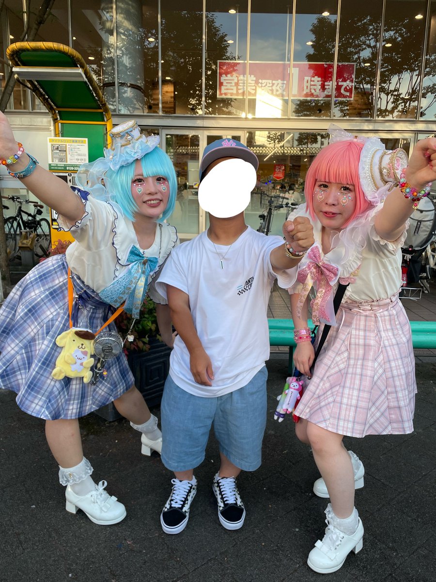 taro_moegami's tweet photo. 去年は会えるイベントが月に1回あって2週続けて会える時もあってほんと楽しかった😆
今年はCD発売、そして色んな所にランクインでめでたすぎる🎉
もえがみさんが世界に発神すれば会える機会が減るかもしれない、だから会える時は会う‼️無理しても会う‼️
だって実物のもえがみさんはめっちゃ可愛い🩷🩵 https://t.co/QlfPAcmG6T