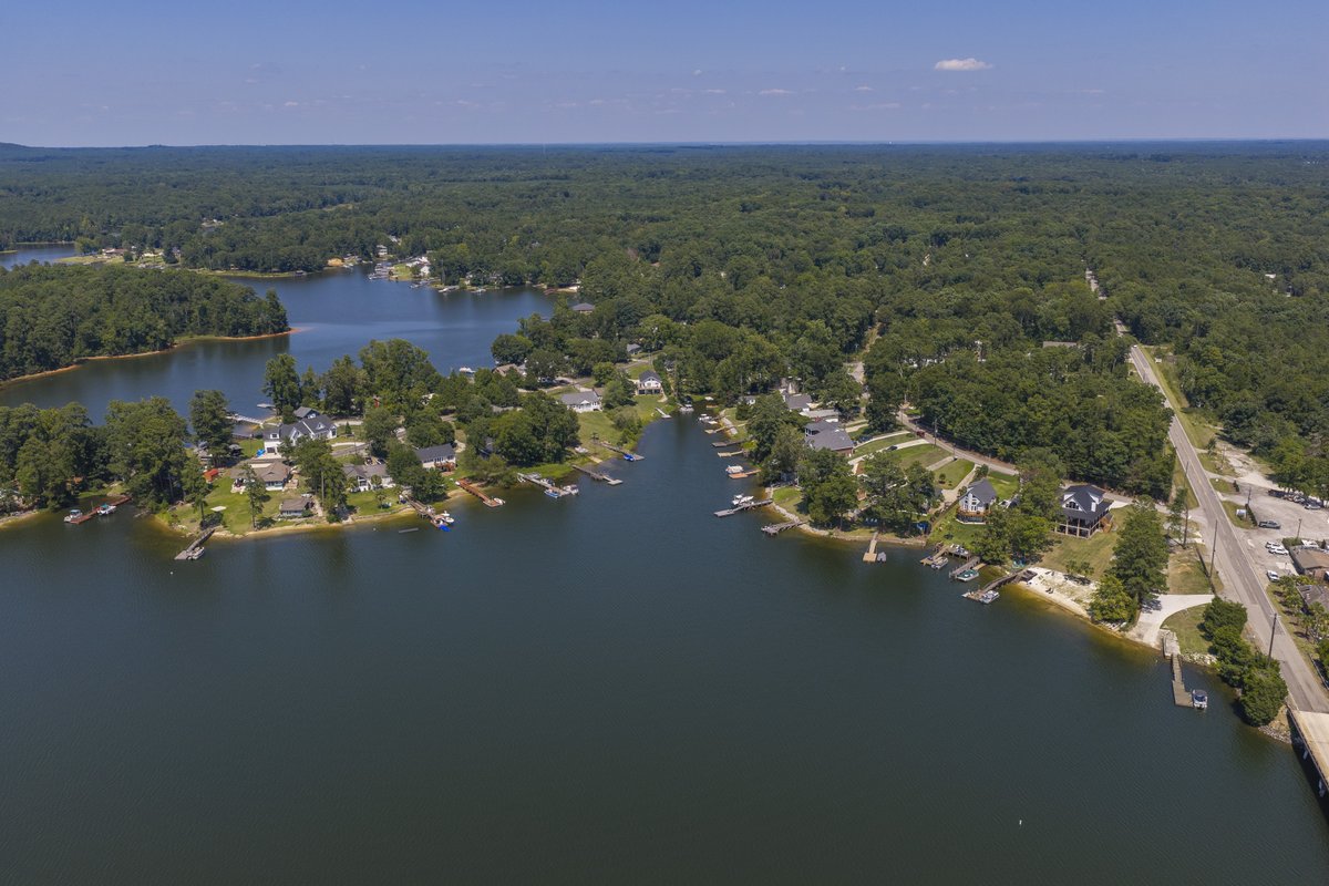MichaelMurphyRE's tweet photo. Now priced at $610,000! Built in 2024, this beautiful lake home is tucked away in a quiet, protected cove with peaceful water views and the lifestyle you’ve been waiting for. Learn more> https://t.co/HYCtW9t4vV https://t.co/21DtA6LzYp