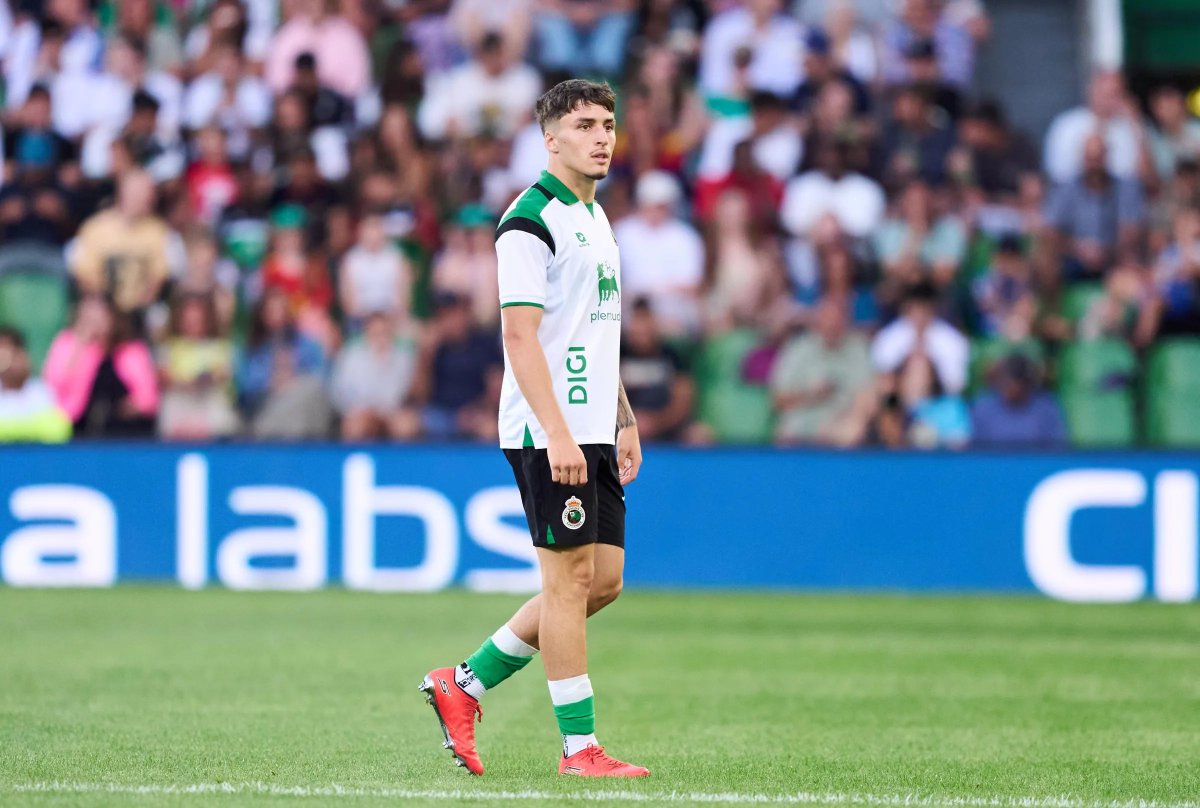 UtdXclusive's tweet photo. 🚨🗣️ @lauriewhitwell on the LB situation:

"I thought LB was going to be the next area that they address to be honest. And so, you know, this is a slight deviation from that, although as you say, you know, maybe it's cover for Luke Shaw. I think it suggests that if they do make a signing in that LB role, which I still would anticipate to be honest, it would probably be at the lower end cost scale. So I mean for example I think it's Jorge Salinas has been looked at by United, Racing Santander, he's got a release clause in his contract about 16 million euro so he's only 19 but you could see him perhaps then being of greater appeal because United have got money to spend obviously that they're spending, you know, sort of 65M here but I don't think it's a limitless pot where you're going to go and then see them go and sign Lewis Hall for example. 

I think that one is looking less likely and then I suppose if you do sign a player that's a developing player for lower cost now, then you could perhaps revisit the Lewis Hall one next summer because he's certainly a player that United admire."

[@TheAthleticFC pod]