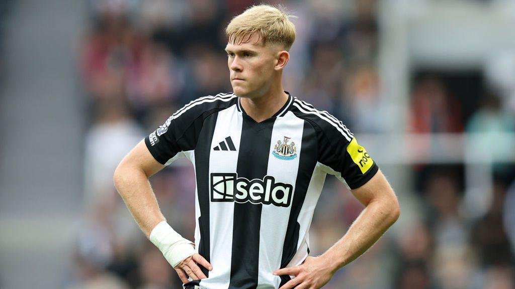 UtdXclusive's tweet photo. 🚨🗣️ @lauriewhitwell on the LB situation:

"I thought LB was going to be the next area that they address to be honest. And so, you know, this is a slight deviation from that, although as you say, you know, maybe it's cover for Luke Shaw. I think it suggests that if they do make a signing in that LB role, which I still would anticipate to be honest, it would probably be at the lower end cost scale. So I mean for example I think it's Jorge Salinas has been looked at by United, Racing Santander, he's got a release clause in his contract about 16 million euro so he's only 19 but you could see him perhaps then being of greater appeal because United have got money to spend obviously that they're spending, you know, sort of 65M here but I don't think it's a limitless pot where you're going to go and then see them go and sign Lewis Hall for example. 

I think that one is looking less likely and then I suppose if you do sign a player that's a developing player for lower cost now, then you could perhaps revisit the Lewis Hall one next summer because he's certainly a player that United admire."

[@TheAthleticFC pod]