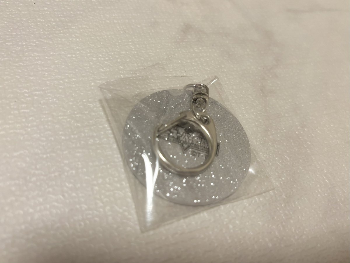sakurako_offi's tweet photo. グリッターアクリルキーホルダー【E】

【譲】ブンブンジャー
【求】キュウレンジャー

中身を確認するために開封はしてますが、本体の開封はしてません。
Twitterのメッセージ機能が使えないのでInstagramでDMしてくれたら嬉しいです！本当に交換してくれる方だけDMください🙌 https://t.co/lOT3tzIt9X