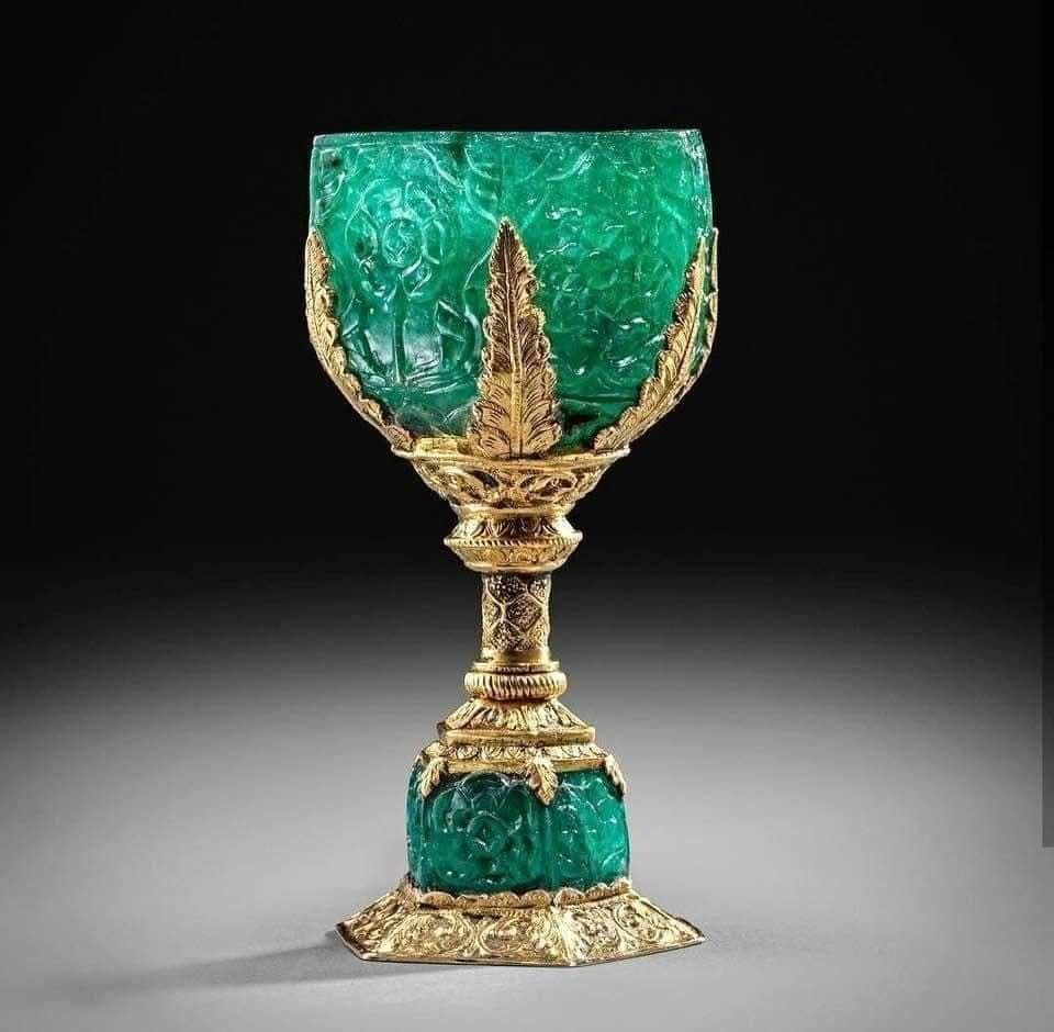LeoDaVinciWave's tweet photo. A stunning 17th-century Mughal wine cup crafted from over 400 carats of raw Colombian emerald and intricately mounted in gold. https://t.co/Io3ZjqXvyR