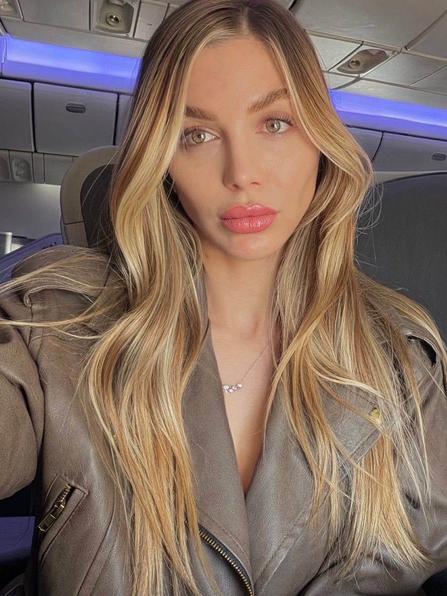 mdzol's tweet photo. Romina Malaspina volvió de sus vacaciones en Disney y posó a cara lavada en el avión.