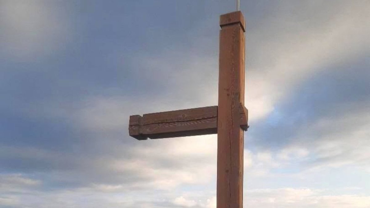 hugonemesisdeux's tweet photo. La haine contre les catholiques est si forte en France qu’un pèquenaud a grimpé 3.163m en montagne pour détruire une croix en bois. Le jour de l’Assomption. 

Rendez-vous compte de l’état du pays dans lequel vous vivez. Ok, c’est fait ? Alors portez vos couilles et rebellez-vous. https://t.co/UADjoTwU5S