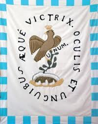 MuseoPresidente's tweet photo. 19 de agosto de 1812.- En Zitácuaro, José María Morelos y Pavón adopta como bandera de guerra, un estandarte en forma de cuadrilongo color blanco y azul pálido, primera en que aparece un águila coronada, con las alas caídas, posando sobre un nopal y sobre un puente de tres arcos, bajo éstos las letras V.V.M., que significan “Viva la Virgen María”. Circundando el Escudo una leyenda en latín que significa “Con los ojos y las uñas, igualmente victoriosa”.