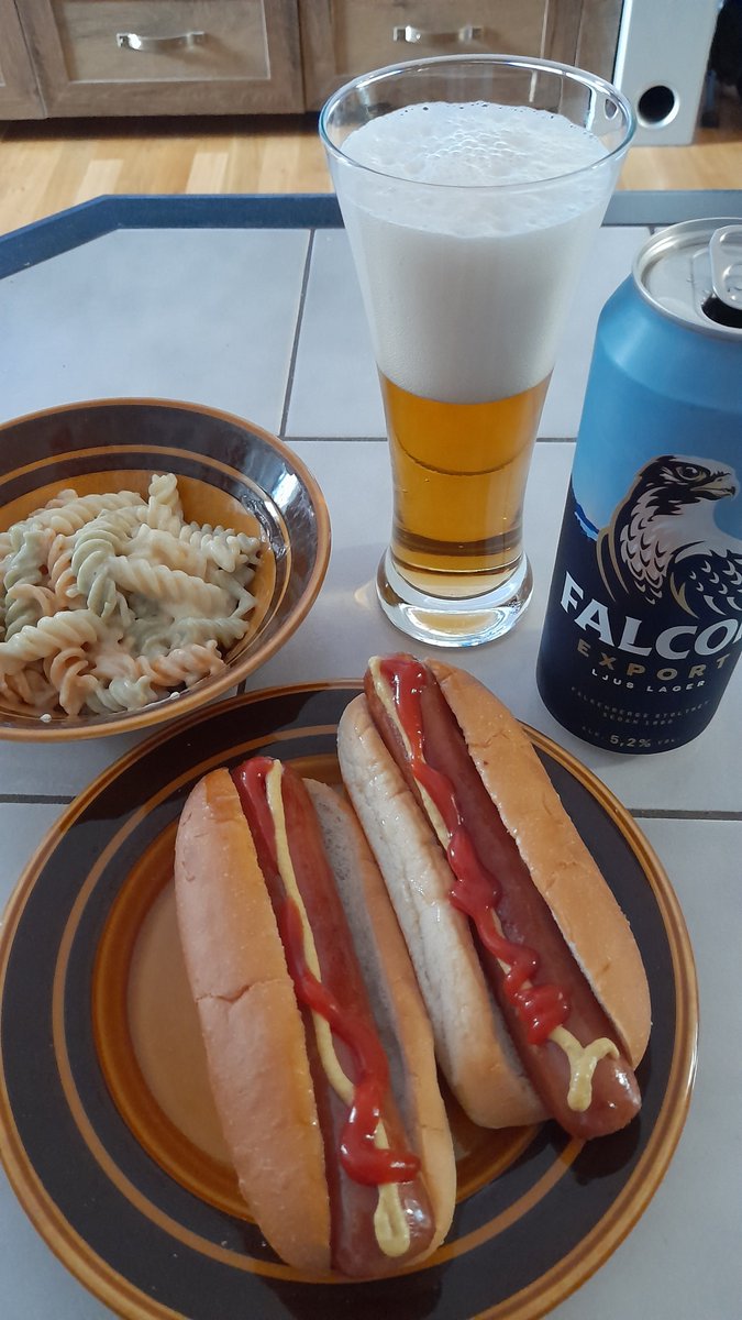 SwedishGamester's tweet photo. #DinnerIsServed: a couple of #HotDogs with a side of makeshift mustard sauce based #MacAndCheese! And a #ColdBeer, because I'm more than #halfway through the first #workweek after my #Vacation and I have #survived so far! 😅
What are you #treating yourself with? https://t.co/uGbis0Vxo2