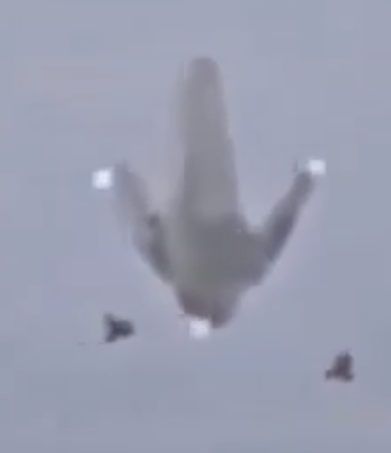 UAPWixy's tweet photo. 🚨Austin, Texas, USA🇺🇸, a "Star Trek" type of UFO is filmed..

2 little UFOs hover over into it.... 

Before it disappears in the blink of an eye..👀 https://t.co/Hc6qSYLaB8