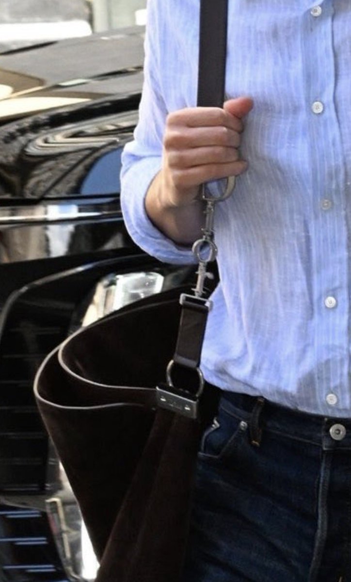 starkeyslay's tweet photo. i just realized the bag says "Dior" in the most cunty way https://t.co/ayUVTU5un8