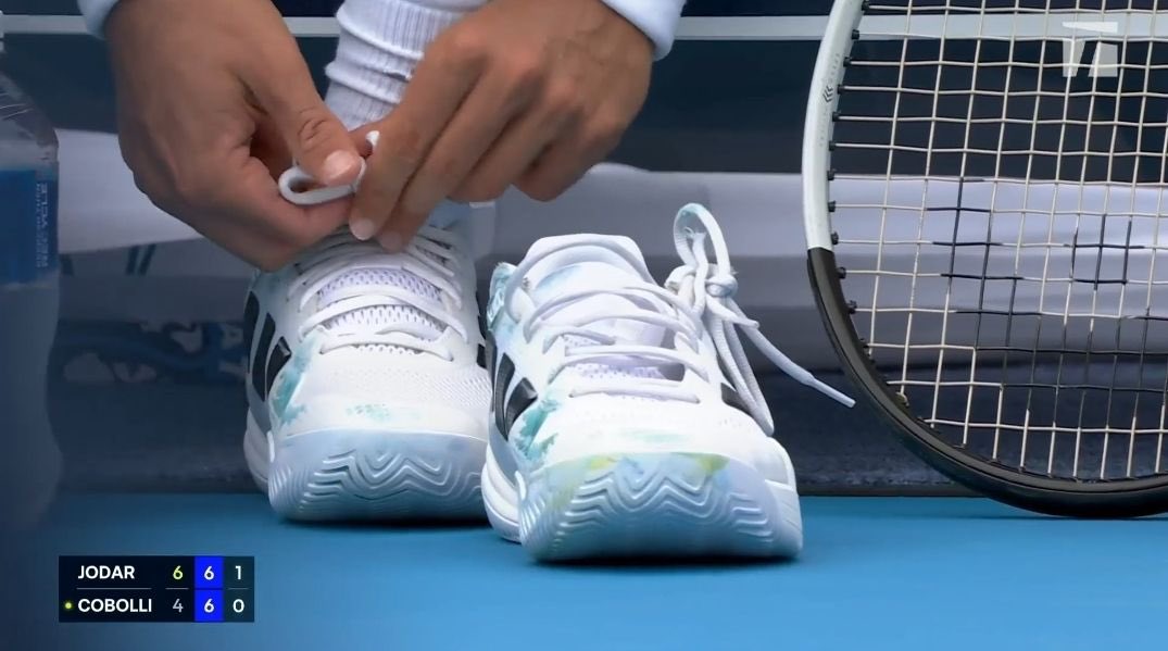 TheTennisLetter's tweet photo. Rafa Jodar is changing his shoes during the 2nd set tiebreak against Flavio Cobolli in Cincinnati. 

His shoelace ripped. 

It only took him about 30 seconds this time.

Having the bag of shoes on standby came in handy. https://t.co/LkUYzWBacM