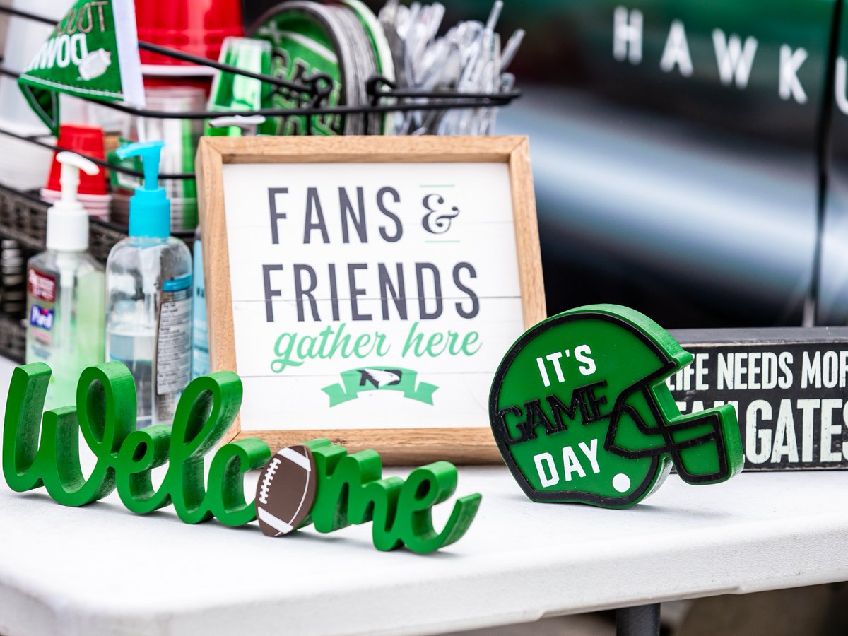 UNDsports's tweet photo. 𝗧𝗔𝗜𝗟𝗚𝗔𝗧𝗘 𝗦𝗘𝗔𝗦𝗢𝗡🤩 

📅 Week 1: August 27 
🚗 Lots open at Noon
🎊 Busch Light Tailgate Village opens at 1 p.m.
ℹ️Tailgate &amp; parking info can be found at https://t.co/xWIcmSn5wj

#UNDproud | #LGH https://t.co/CnwJ6EPSPM