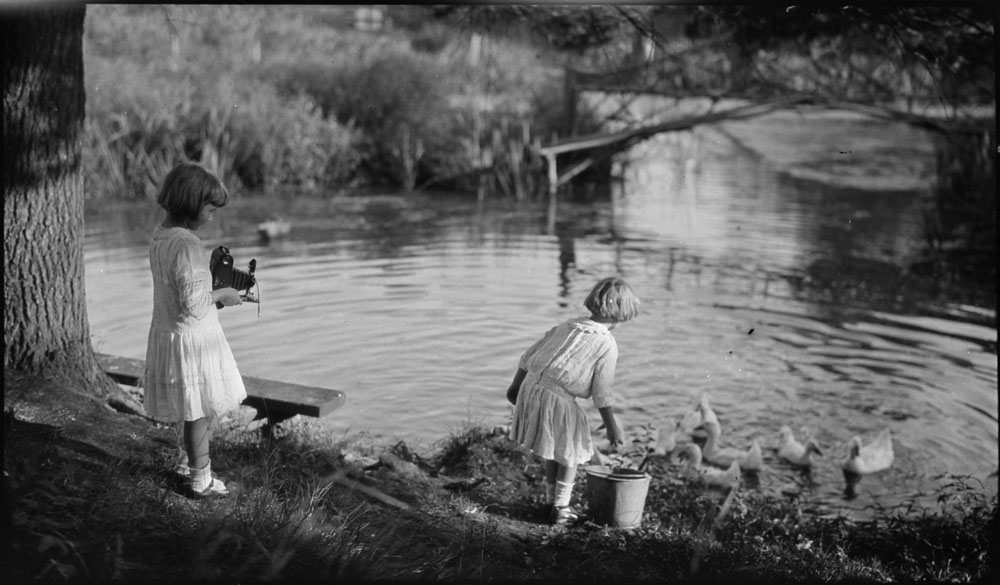 LibraryArchives's tweet photo. Photography enthusiasts: it’s World Photography Day!

Explore the many cameras featured in our Flickr album: https://t.co/PoCPuyWehq 

📸 3385196, 3210381, 3380391, 3584830 https://t.co/qnxtorBLPF