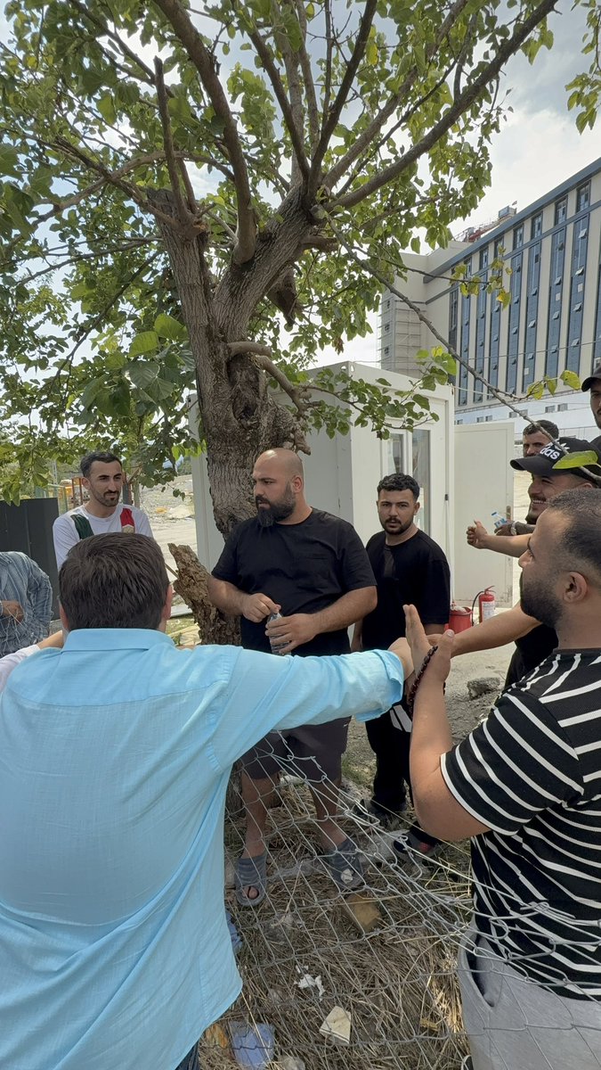 sabrianilozkan's tweet photo. Sakarya İl Emniyet Müdürlüğü şantiyesinde çalışan işçi dostlarımızla bir araya gelerek, üç aydır emeklerinin karşılığını alamayan, maaşları ödenmeyen ve mesai ücretleri sisteme dahi işlenmeyen işçilerin eylemine İlçe Başkan Yardımcılarımız Tuncay Kaya ve Fatih Bayramoğlu ile destek verdik.

Şantiye şefinin emniyet güçlerine haber vermesi üzerine şantiye alanında yoğunluk yaşanırken, işçilere ödemelerinin yapılacağına dair söz verildi.

Bizler de işçi kardeşlerimize her zaman yanlarında olduğumuzu ifade ederek alandan ayrıldık.

Yeni Parti Adapazarı Örgütü olarak, emeğinin hakkını isteyen tüm işçi kardeşlerimizin hak ve adalet mücadelesinin sonuna kadar yanındayız.

Emekçinin hakkı, alın terinin karşılığıdır. İşçiler yalnız değildir.

@yenipartiyiz @eczozgurozel @insaatsendika @EnsarAytekin10