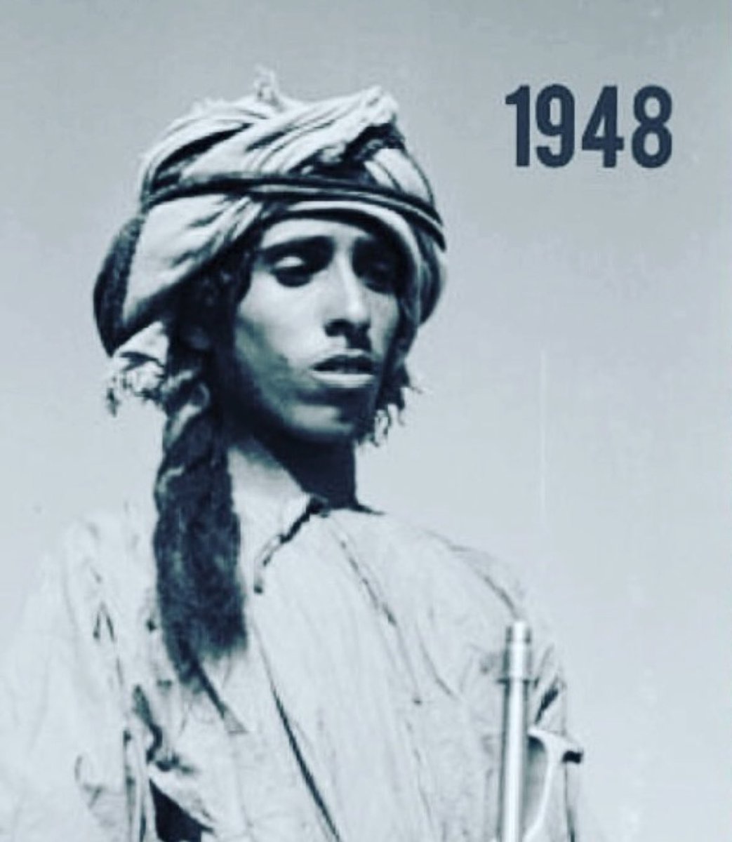 Hmd_Almarar's tweet photo. الرحّالة البريطاني "مبارك بن لندن"
الذي وثّق رحلاته في الجزيرة العربية 1945 - 1950م

يذكر أنه بعد مروره في الأراضي السعوديّة تعرّض لعدّة مضايقات ، ومنها اعتقاله في منطقة "السليل" لأنه كان كافرًا
وكلّما مرّ ؛ بصق كبار السنّ على الأرض .. ولاحقه الأطفال وهم يغنون بازدراء "نصراني ، نصراني"

وكان لدى ابن لندن مرافقين من البدو مثل ابن كبينة وابن غبيشة الراشدي ليدلّوه أثناء رحلته في صحراء الجزيرة ، وقال بعض الوهّابية ( المقصود بهم السعوديين ) لمرافقيه ؛ لمَ لا تدفنوه في الرمال وتسرقوا ماله ؟
كان ابن كبينة غاضبًا من تصرفاتهم وأقوالهم .. ويقول بن كبينة لابن لندن ؛ [ إنّهم كلاب وأبناء كلاب ، يقولون إنك كافر ولكنّك أفضل مئة مرّة من المسلمين الذين هم على شاكلتهم ]

حفظ الله "سالم بن كبينة الراشدي" 🇦🇪