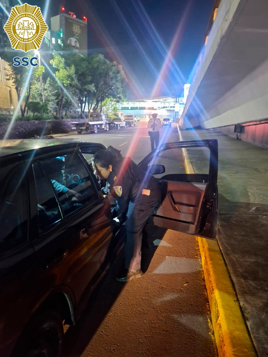 SSC_CDMX's tweet photo. #BoletínSSC | #ApoyoEnParto | Oficiales adscritos a la #PolicíaAuxiliar de la #SSC de la #CiudadDeMéxico, auxiliaron a una ciudadana que presentaba contracciones y dolores de parto, y recibieron a su bebé, en las inmediaciones de la #Terminal1 del Aeropuerto Internacional de la Ciudad de México, en la alcaldía @A_VCarranza.

Mientras los efectivos policiales realizaban sus funciones de seguridad y prevención en la avenida Capitán Carlos León, de la colonia #PeñónDeLosBaños, fueron solicitados por un ciudadano quien les informó que su pareja sentimental presentaba fuertes dolores abdominales ya que contaba con 39 semanas de gestación. https://t.co/S5Gybqjm7w