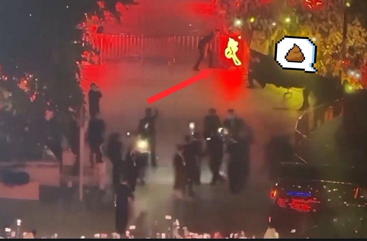 Lu_liebtZ_523's tweet photo. Another #bjyx lie is revealed !
From his parallel perspective, all he saw was the red "war" character. The yellow 💩 was covered by a black cloth, so he couldn't see it at all from his parallel viewpoint. He was just there to greet the xfx next to that!!! https://t.co/7uzv4sl8p1