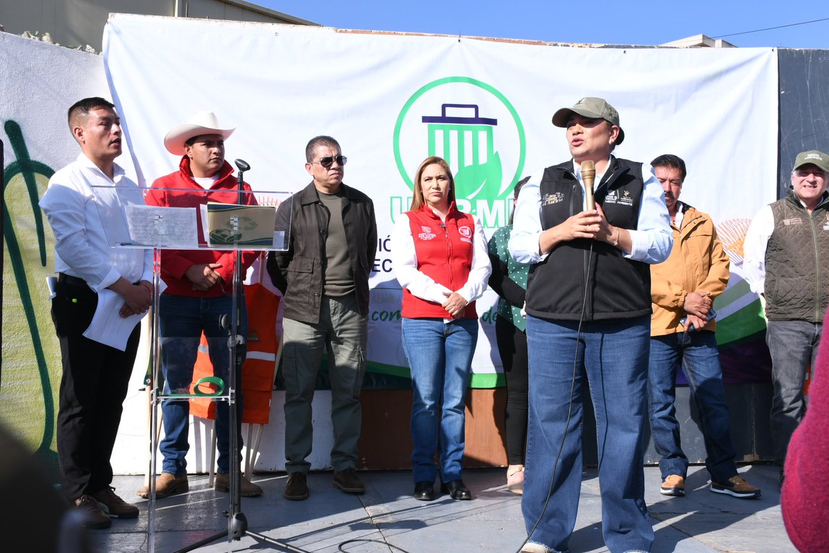 Anaamunizneyra's tweet photo. Esta mañana nos sumamos a la Jornada Intermunicipal de Limpieza, convocada por la Unión de Recolectores y Recicladores de México, en coordinación con la Secretaría de Medio @AmbienteEdomex y los municipios de #Metepec y #Toluca para fortalecer el cuidado de nuestro entorno y recuperar espacios que compartimos como región.

Desde #SanMateoAtenco participamos con 170 servidoras y servidores públicos del @SanMateoAGob, realizando trabajos de manera simultánea en Paseo Tollocan, en el tramo de nuestro municipio y en la Plaza Panamericana, con labores de limpieza 🧹 y reforestación 🌱, demostrando que cuando trabajamos en unidad, construimos mejores espacios para todas las familias.