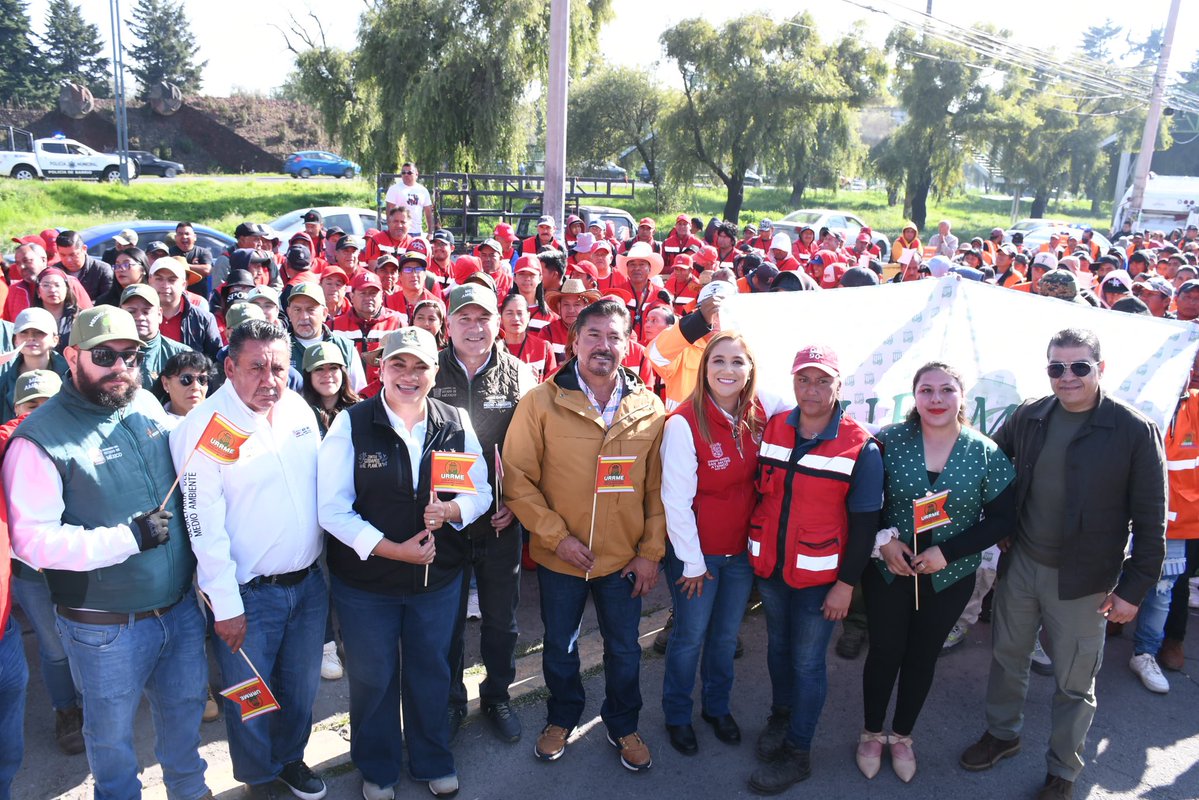 Anaamunizneyra's tweet photo. Esta mañana nos sumamos a la Jornada Intermunicipal de Limpieza, convocada por la Unión de Recolectores y Recicladores de México, en coordinación con la Secretaría de Medio @AmbienteEdomex y los municipios de #Metepec y #Toluca para fortalecer el cuidado de nuestro entorno y recuperar espacios que compartimos como región.

Desde #SanMateoAtenco participamos con 170 servidoras y servidores públicos del @SanMateoAGob, realizando trabajos de manera simultánea en Paseo Tollocan, en el tramo de nuestro municipio y en la Plaza Panamericana, con labores de limpieza 🧹 y reforestación 🌱, demostrando que cuando trabajamos en unidad, construimos mejores espacios para todas las familias.