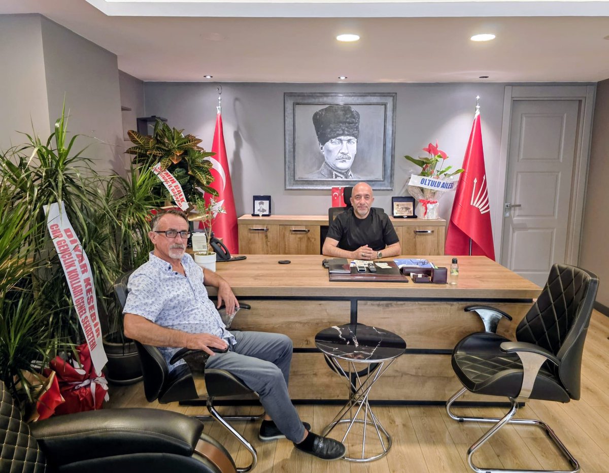 chpcankaya_'s tweet photo. Parti örgütümüzün farklı kademelerinde emek vermiş, mücadelemize omuz vermeye devam eden kıymetli yol arkadaşlarımızı İlçe Başkanlığımızda ağırlamaktan büyük mutluluk duyduk.

Önceki dönem İl Başkan Yardımcımız Ali Rıza Çalış ve Haydar Erseven’e; Genel Merkez Sosyal Politikalar Genel Başkan Yardımcılığı Engelliler Koordinasyon Kurulu Başkanı Cemal Kaman ve yönetim kurulu üyelerine; önceki dönem Diyarbakır İl Başkanımız Haşim Özkoyuncu’ya; Ankara İl Başkan Yardımcımız Burak Bilici’ye; Etimesgut Belediye Meclis Üyemiz ve Grup Başkan Vekilimiz Tekin Araç’a; kıymetli yol arkadaşlarımız Selim Karahan, Mustafa Pınar, Soner Özgen, İlhan Arslan ve Boran Ünal’a nazik ziyaretleri ve dayanışmaları için teşekkür ediyoruz.

Bu buluşmalar, yalnızca birer ziyaret değil; yılların emeğini, dostluğunu ve örgüt kültürünü geleceğe taşıyan kıymetli buluşmalardır. Aynı çatı altında, aynı inanç ve kararlılıkla; Çankaya’dan büyüyen umudu hep birlikte çoğaltmaya devam edeceğiz.

Emeğinize, yüreğinize sağlık. Hoş geldiniz.

++++

@herkesicinCHP 
@kilicdarogluk 
@YildirimFahri 
@METEOLTULU 

#CHP #CumhuriyetHalkPartisi #CHPÇankaya #Çankaya #ÇankayaİlçeBaşkanlığı