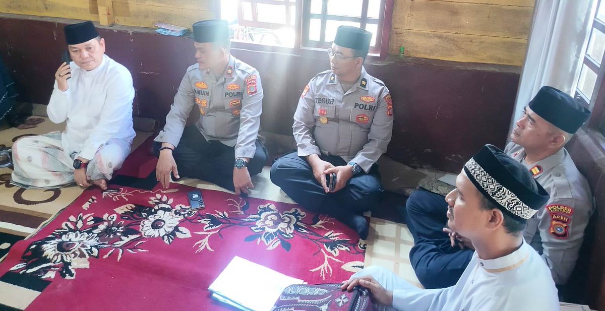 polresatim's tweet photo. Wakapolres Aceh Timur Takziah ke Rumah Duka Ibunda Ketua Baitul Mal Aceh

"Semoga almarhumah mendapat ampunan dan tempat terbaik di sisi Allah SWT, sementara keluarga yang ditinggalkan diberi kekuatan dan keikhlasan."
@DivHumas_Polri 
@bidhumasaceh 
https://t.co/9P6CkXwOIv https://t.co/5npX9R9h8h