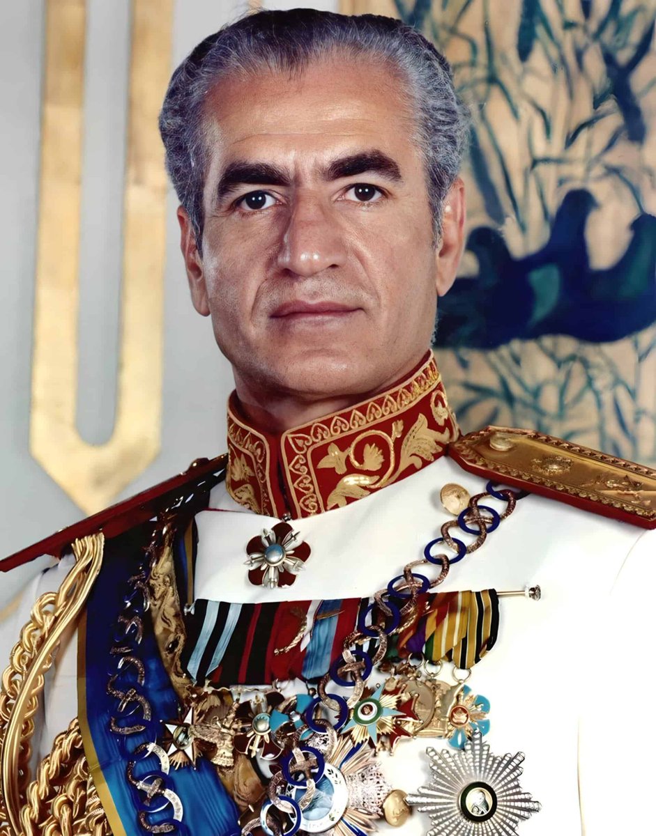 Ario1401's tweet photo. اینهمه سال گذشت آخر نگفتن اگر زمان شاه اقتصاد خراب بود و شاه دست نشانده آمریکا بود با کدام اقتصاد و ذخایر ارزی و سلاح های جنگی ۸ سال مقابل عراق جنگیدن و نگفتن اگر شاه وطن فروش بود چرا تا زمانی که زنده بود حتی در تبعید ، صدام تخم حمله به ایران رو نداشت ؟؟؟
#جاويدشاه‌ https://t.co/Ksz2TLV9TN