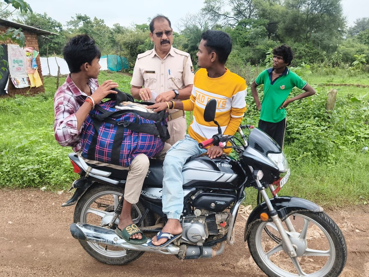 SPNUAPADA's tweet photo. π¨ MV CHECKING DRIVE | NUAPADA PS
Nuapada PS conducted a Motor Vehicle (MV) Checking Drive to promote road safety, traffic discipline and compliance with traffic rules.
Drive Safe β’ Follow Traffic Rules β’ Stay Safe
#NuapadaPolice #OdishaPolice #RoadSafety #MVChecking
@DGPOdisha
@odisha_police
@CIDOdisha
@digswrkoraput
@DM_Nuapada