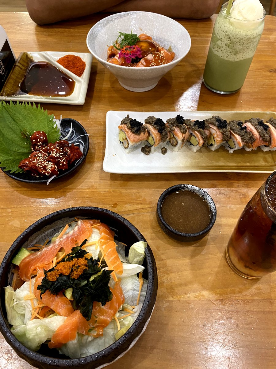 fluffelfury's tweet photo. gw + fav person gw = makan sushi (pic yg bukan sushi jelas anomali) https://t.co/uw0ab6pr8Z