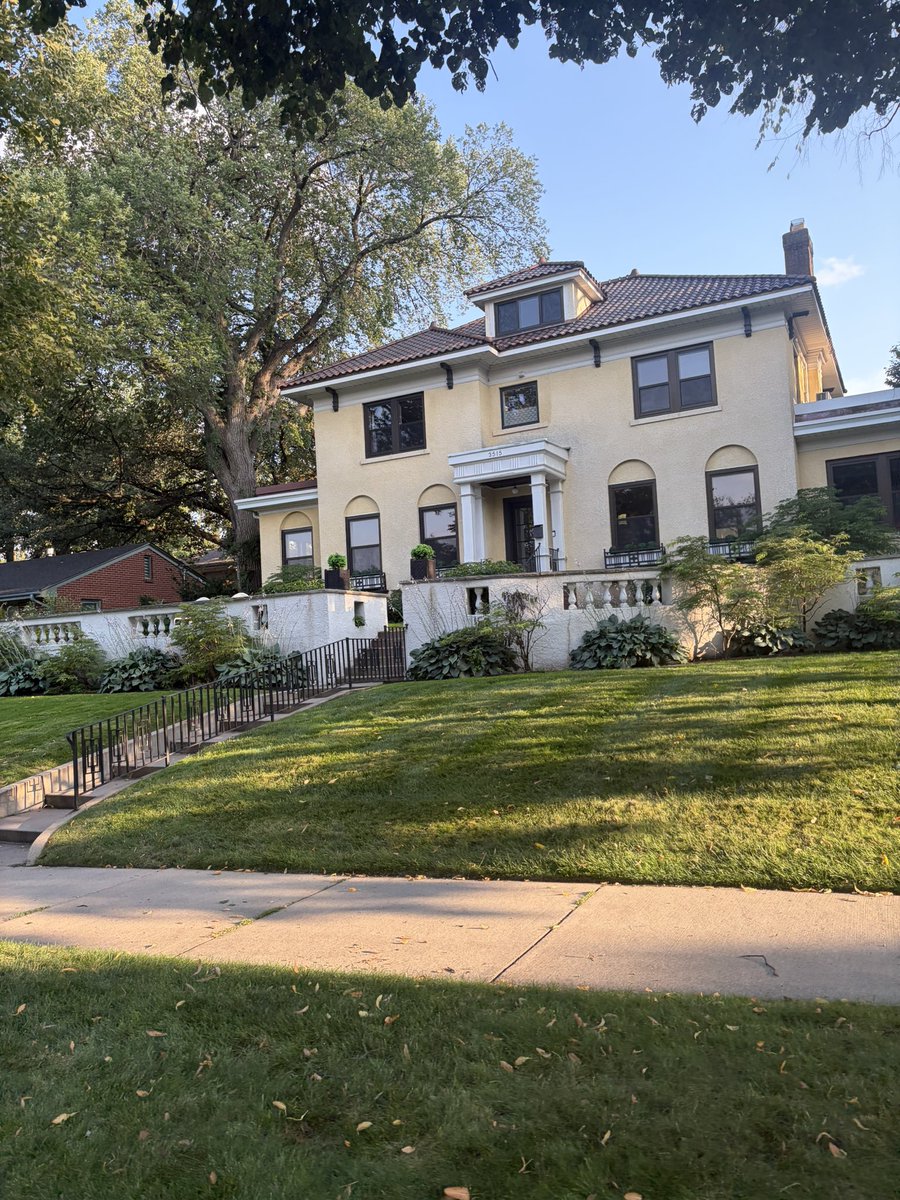 taylr's tweet photo. world’s smallest burger king coming soon to this tree in minneapolis. was fun to see this in front of a mansion in cedar-isles-dean, very unexpected place for it https://t.co/O9Ao4h3xOc
