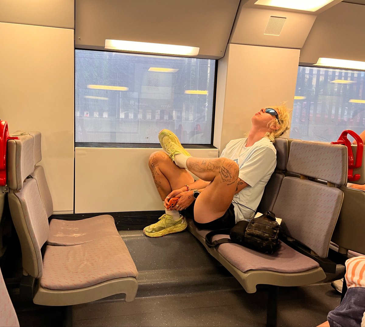 __ohyeah__'s tweet photo. Doncs aquí seguim. I la gent 🤮🤮🤮 https://t.co/53ulVxU93H