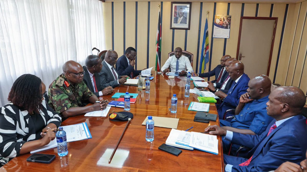 Roads_KE's tweet photo. Strengthening Security for the Isiolo–Mandera Road

PS Eng. Joseph Mbugua joined senior Government officials in a high-level multi-agency meeting chaired by CS @kipmurkomen to review progress on the 740km Isiolo–Mandera Road under the Horn of Africa Gateway Development Project. https://t.co/XmDsYpz2C5