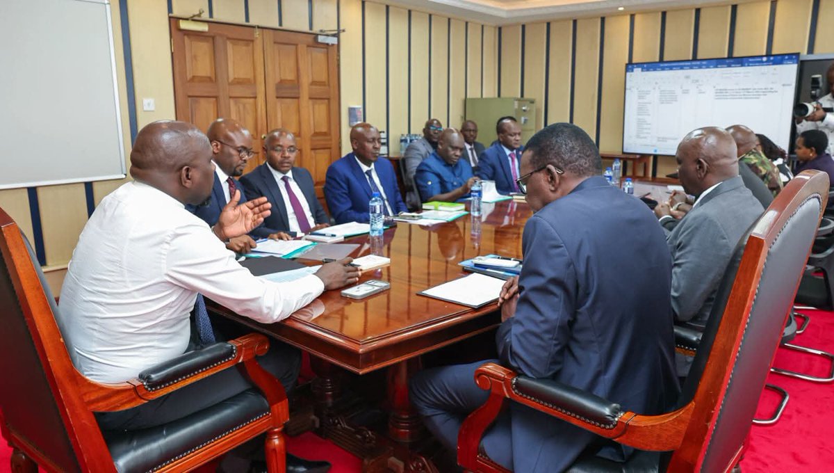 Roads_KE's tweet photo. Strengthening Security for the Isiolo–Mandera Road

PS Eng. Joseph Mbugua joined senior Government officials in a high-level multi-agency meeting chaired by CS @kipmurkomen to review progress on the 740km Isiolo–Mandera Road under the Horn of Africa Gateway Development Project. https://t.co/XmDsYpz2C5