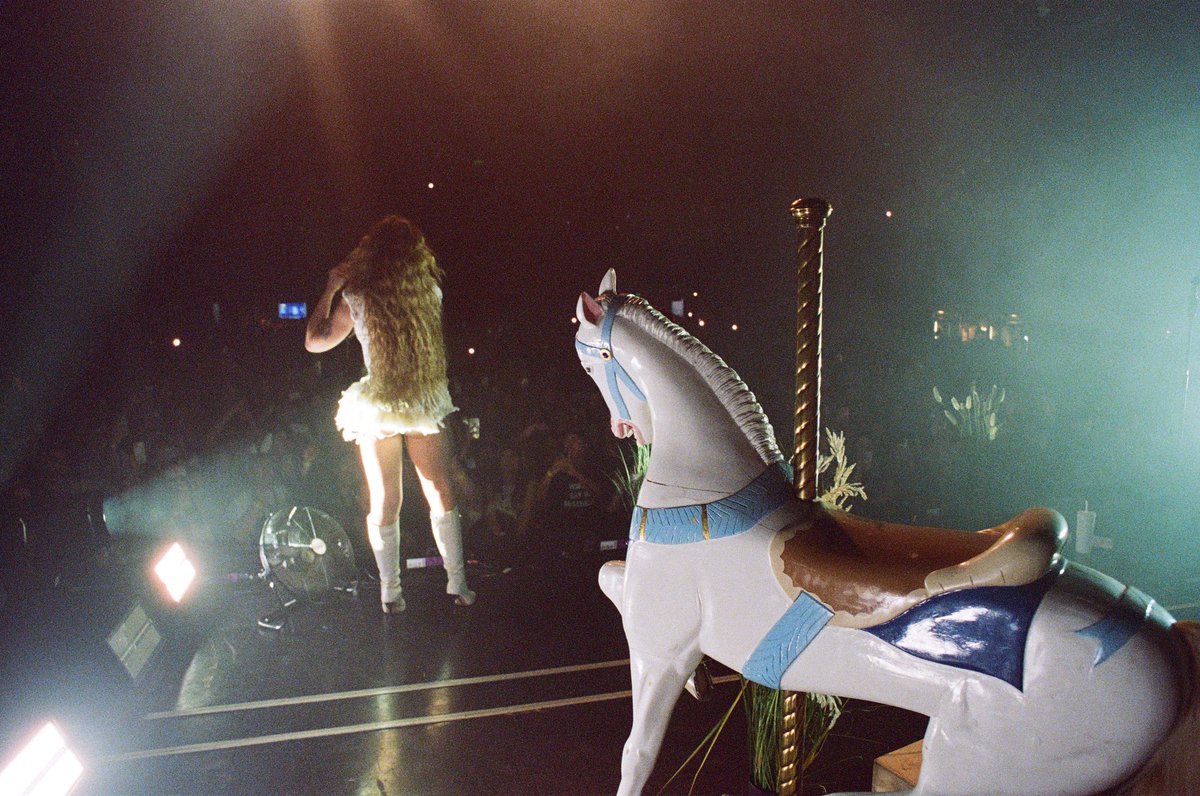 slayyyter's tweet photo. 🎠 dream world 🎠 https://t.co/8coW91s0pq