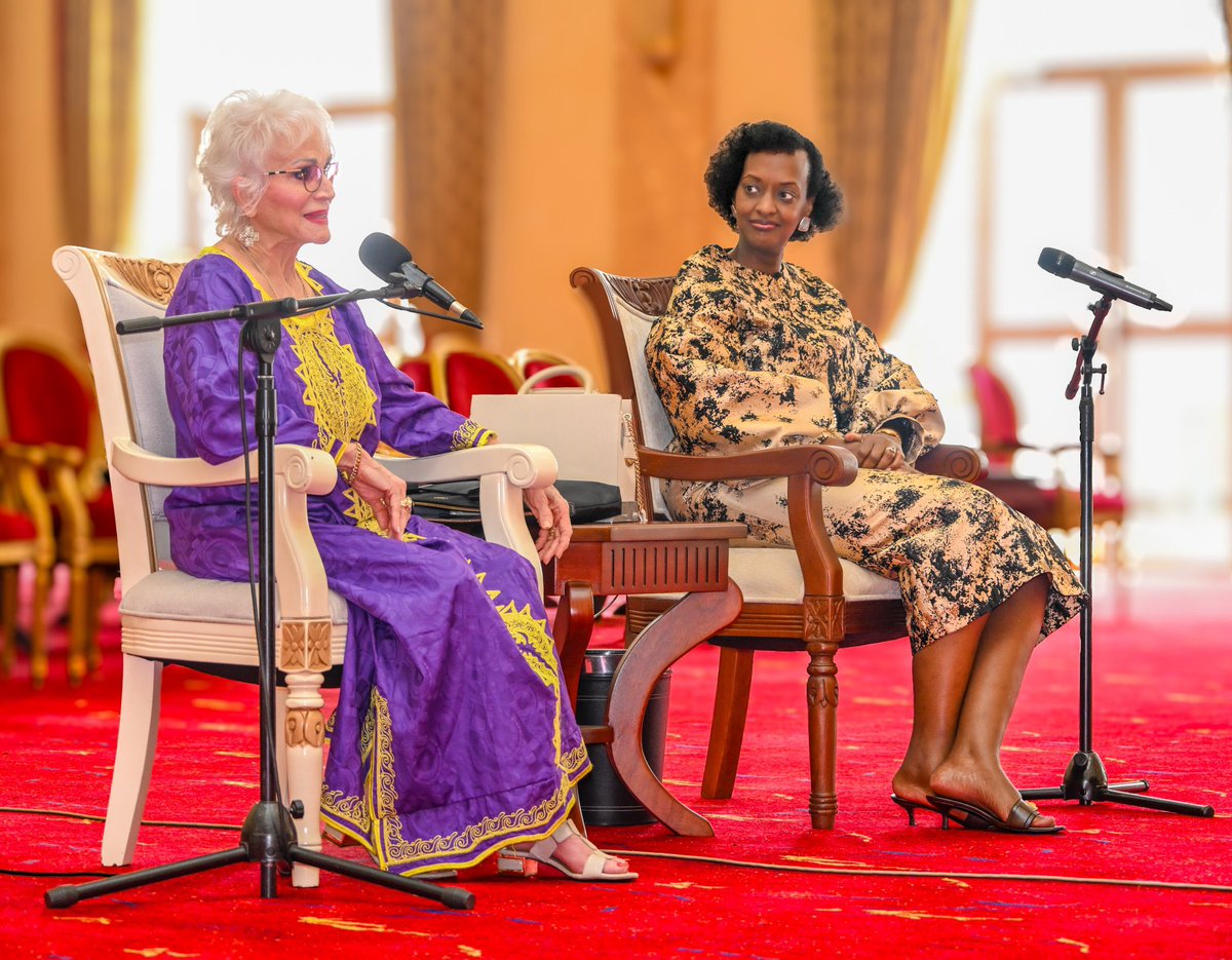 mukigawamuhoozi's tweet photo. Guys especially NUP hooligans here is another AI photo of First Lady Mama Janet Museveni and her husband and daughter today at state house 

Where they welcomed Bishop Ladonna Osborn in Uganda 

Oba the photo is also for 2031 long time ago😎😂 https://t.co/Ehlj069z40