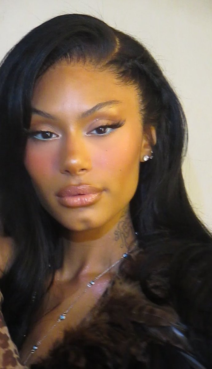 thefacefairyx's tweet photo. Jorja’s peachy summer glam for remedied music video <3 https://t.co/US35jNdobm