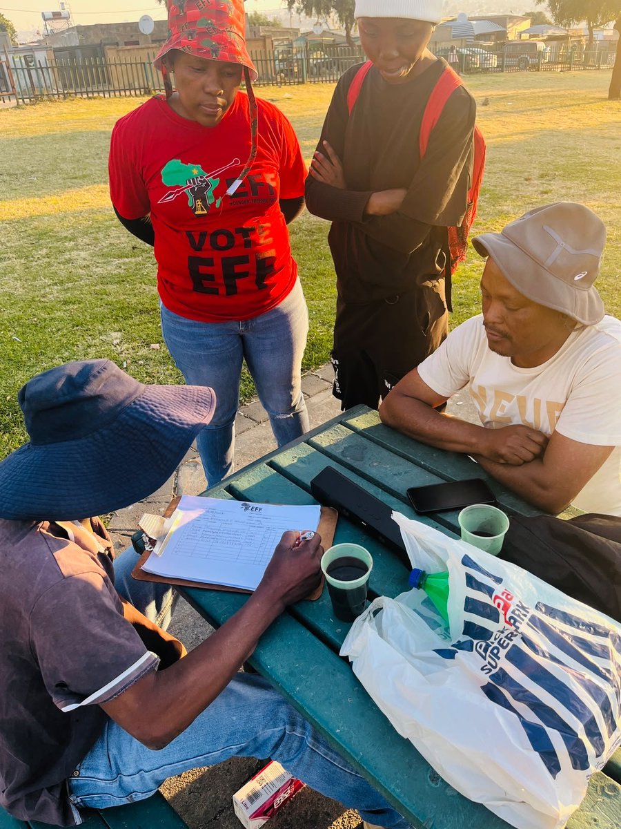 Tyrone__Mkansi's tweet photo. Motho Mothong, umntu emntwini, Cllr Candidate of EFF ward 78 engaged on a door-to-door campaign, encouraging and reminding our people to vote for the EFF come the Local Government Elections. #VoteEFF https://t.co/rYSzdFi7UA