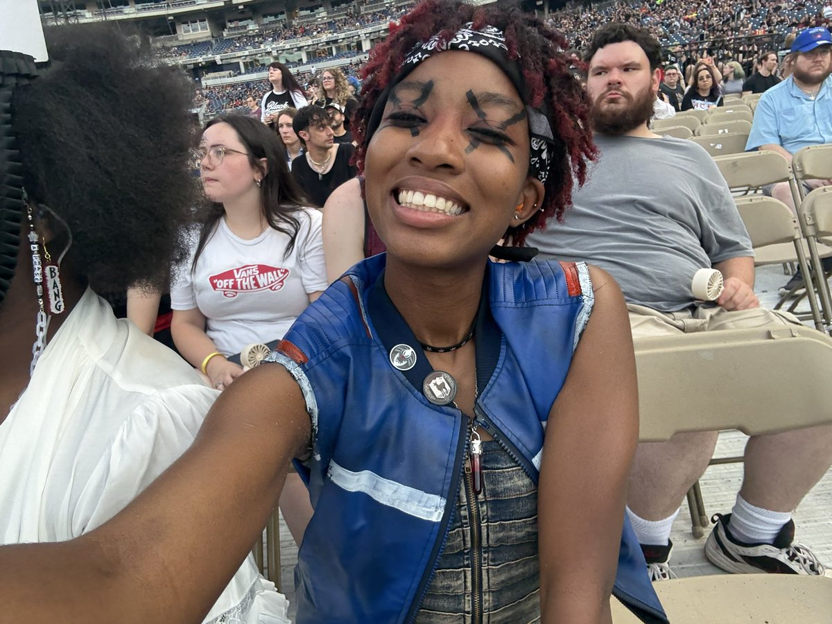 disenchnted_lvr's tweet photo. THE BEST DAY EVER #mcrdc https://t.co/6gL67jdKMX