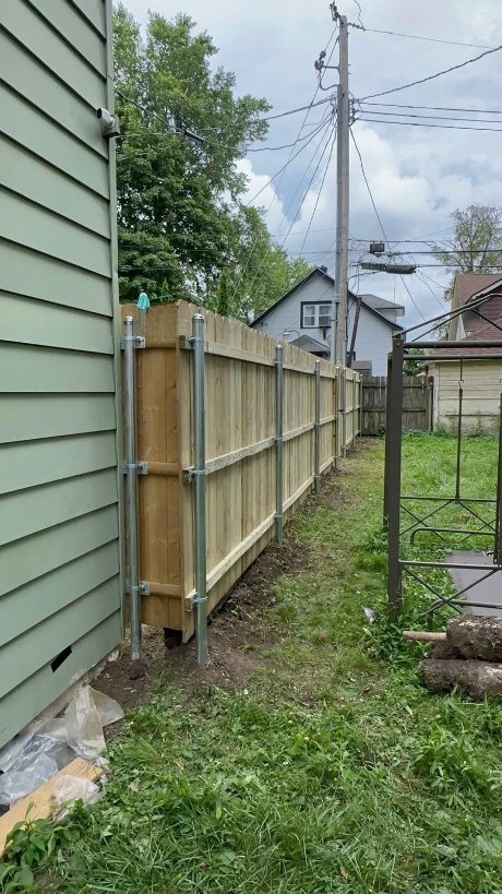 kdfenceanddecks's tweet photo. Transform your outdoor space with a professionally installed wood privacy fence! ✨🏡 
Enjoy a clean boundary, added privacy, and a matching gate for the perfect finishing touch.
📞 Free estimate: (585) 460-3575
#KDFenceDeckServices #FenceUpgrade #WoodGate #RochesterNY https://t.co/bazBirvNNv